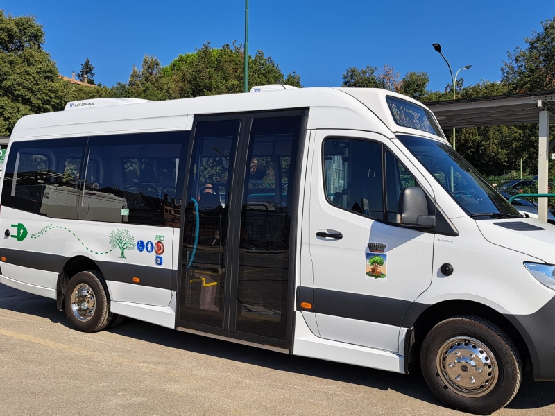Suvereto-Baratti: al via il nuovo collegamento con il bus elettrico acquistato dal Comune di Suvereto grazie ai fondi PNRR del progetto Attrattivit� Borghi storici. Mobilit� sostenibile, servizi innovativi e valorizzazione del territorio tra entroterra e costa